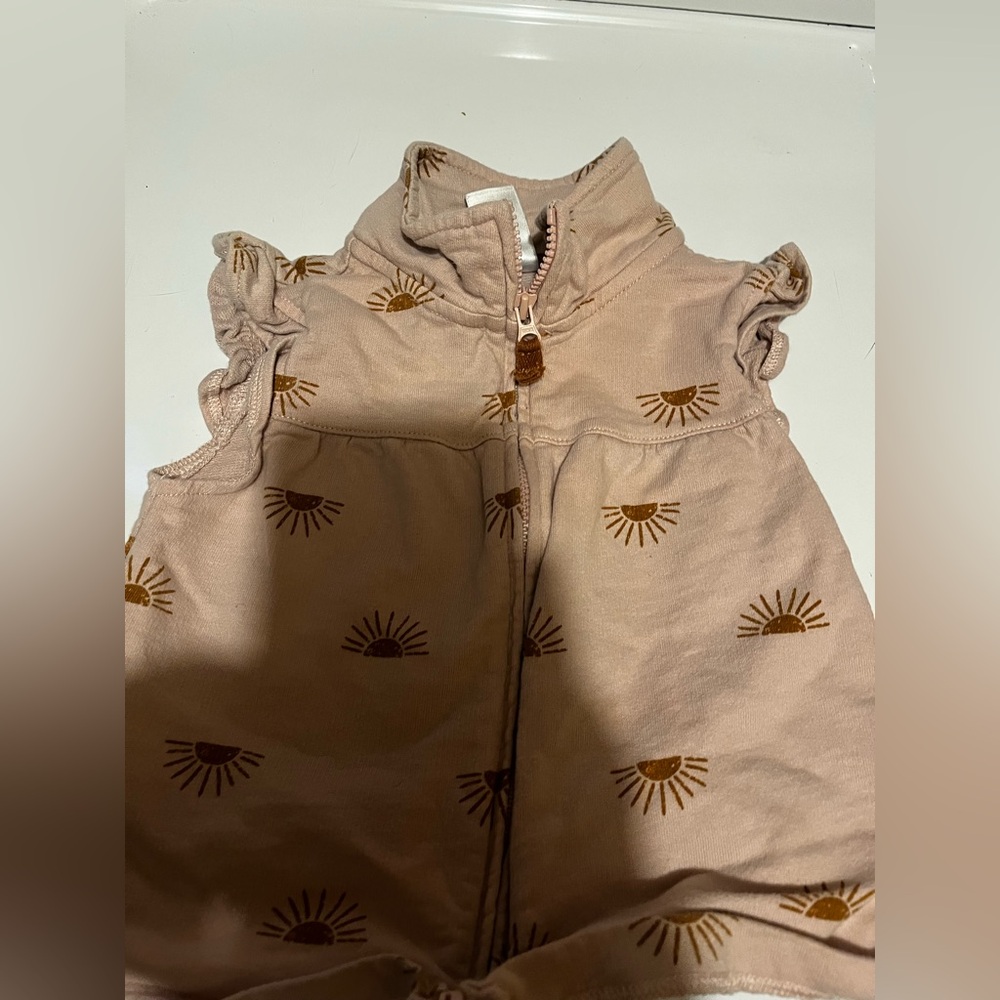 Sleeveless Beige Vest with Sun Pattern